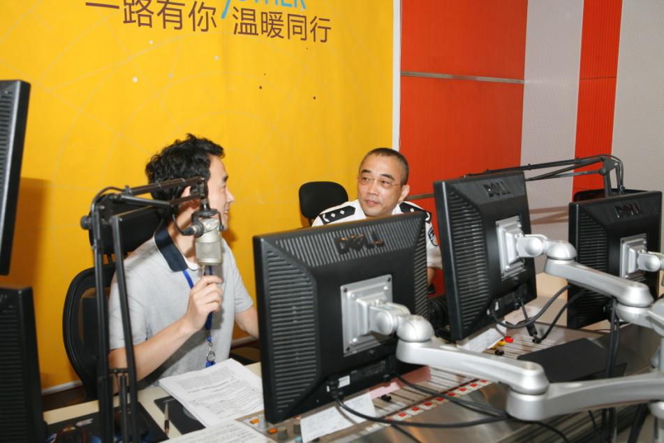 蔄牛总队长作客fm93浙江交通之声